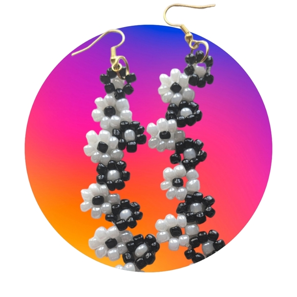 *🌹3/25🌹New* White and Black Flower  Beaded Earrings - Picture 8 of 11